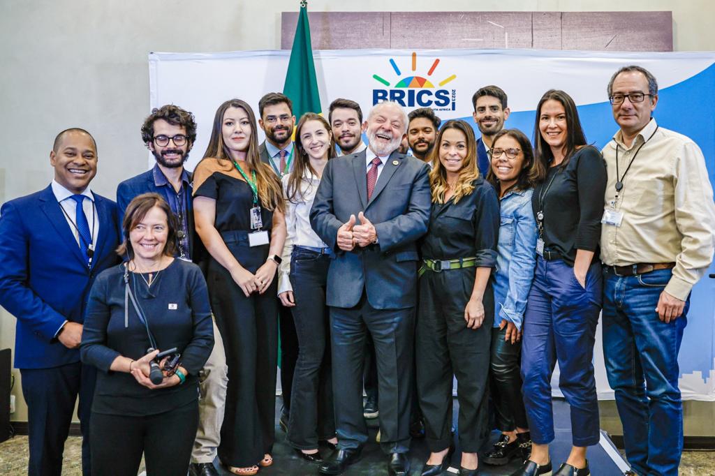 With the President of Brazil, Luiz Inácio Lula da Silva, and other correspondents during the BRICS summit in South Africa, August 2023